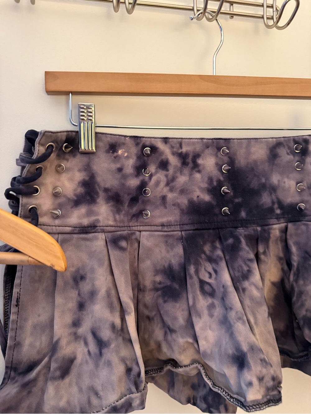 Burning Man 🔥 Tie-Dye Ruffled Mini Skirt in Charcoal Gray - Picture 4 of 8